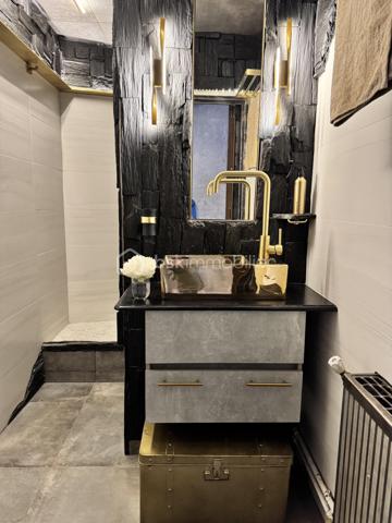 75 m2 pour cet incroyable univers à vivre, il revendique une esthétique résolument brutaliste. Situé au 1er étage avec ascenseur, il est distribué comme suit, un appartement de 54 m² Carrez avec 2 chambres, balcon de 2 m²(pondéré à 1m2) et son jardin japonais de 60 m² (pondéré à 20m2).
Le vaste séjour de 25 m² s’ouvre sur un magnifique jardin japonais privatif orienté à l’est, offrant un cadre de vie rare et apaisant.
L’appartement comprend une suite avec baignoire, une seconde chambre bénéficiant de son propre balcon, un dressing ainsi qu’une salle d’eau avec WC.Chaque matériau a été soigneusement sélectionné pour composer un univers architectural unique. Le béton vibré des murs dialogue avec le quartzite oxydé du plan de travail, le schiste noir des salles d’eau et les finitions en aluminium anodisé.

Une grande place de parking en sous-sol complète ce bien.

Véritable œuvre de design habitable, cet appartement a été entièrement pensé et aménagé par son propriétaire actuel. L’ensemble du mobilier, des équipements et des éléments décoratifs est inclus dans la vente : vous n’aurez qu’à poser vos valises.

Le parc des Buttes-Chaumont et le Rosa Bonheur sont accessibles à pied. Vous profiterez également de la proximité immédiate d’un marché, de nombreux commerces et de toutes les commodités du quartier.


Located on the first floor of a building with elevator access, this remarkable living space offers 75 sqm of weighted area, boldly combining a brutalist and contemporary aesthetic with the serenity of a 60 sqm Japanese garden (weighted at 20 sqm). The property comprises a 54 sqm Carrez-law apartment extended by a 2 sqm balcony (weighted at 1 sqm), creating a distinctive and inspiring living environment. Every material has been carefully selected to create a unique architectural environment. The vibrated concrete walls interact harmoniously with the oxidized quartzite countertop, the black slate used in the bathrooms, and the anodized aluminum finishes.

The spacious 25 sqm living room opens onto a magnificent private Japanese garden facing east, offering a rare and peaceful living environment. The apartment includes a primary suite with a bathtub, a second bedroom with its own private balcony, a walk-in dressing room, and a shower room with a toilet.

A large underground parking space completes the property.

A true piece of livable design, this apartment was entirely conceived and fitted out by its current owner. All furniture, equipment, and decorative elements are included in the sale—you only need to bring your suitcases.

The Buttes-Chaumont Park and Rosa Bonheur are within walking distance, and you will also benefit from the immediate proximity of a local market, numerous shops, and all the amenities the neighborhood has to offer.