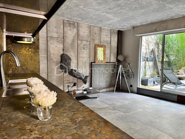 75 m2 pour cet incroyable univers à vivre, il revendique une esthétique résolument brutaliste. Situé au 1er étage avec ascenseur, il est distribué comme suit, un appartement de 54 m² Carrez avec 2 chambres, balcon de 2 m²(pondéré à 1m2) et son jardin japonais de 60 m² (pondéré à 20m2).
Le vaste séjour de 25 m² s’ouvre sur un magnifique jardin japonais privatif orienté à l’est, offrant un cadre de vie rare et apaisant.
L’appartement comprend une suite avec baignoire, une seconde chambre bénéficiant de son propre balcon, un dressing ainsi qu’une salle d’eau avec WC.Chaque matériau a été soigneusement sélectionné pour composer un univers architectural unique. Le béton vibré des murs dialogue avec le quartzite oxydé du plan de travail, le schiste noir des salles d’eau et les finitions en aluminium anodisé.

Une grande place de parking en sous-sol complète ce bien.

Véritable œuvre de design habitable, cet appartement a été entièrement pensé et aménagé par son propriétaire actuel. L’ensemble du mobilier, des équipements et des éléments décoratifs est inclus dans la vente : vous n’aurez qu’à poser vos valises.

Le parc des Buttes-Chaumont et le Rosa Bonheur sont accessibles à pied. Vous profiterez également de la proximité immédiate d’un marché, de nombreux commerces et de toutes les commodités du quartier.


Located on the first floor of a building with elevator access, this remarkable living space offers 75 sqm of weighted area, boldly combining a brutalist and contemporary aesthetic with the serenity of a 60 sqm Japanese garden (weighted at 20 sqm). The property comprises a 54 sqm Carrez-law apartment extended by a 2 sqm balcony (weighted at 1 sqm), creating a distinctive and inspiring living environment. Every material has been carefully selected to create a unique architectural environment. The vibrated concrete walls interact harmoniously with the oxidized quartzite countertop, the black slate used in the bathrooms, and the anodized aluminum finishes.

The spacious 25 sqm living room opens onto a magnificent private Japanese garden facing east, offering a rare and peaceful living environment. The apartment includes a primary suite with a bathtub, a second bedroom with its own private balcony, a walk-in dressing room, and a shower room with a toilet.

A large underground parking space completes the property.

A true piece of livable design, this apartment was entirely conceived and fitted out by its current owner. All furniture, equipment, and decorative elements are included in the sale—you only need to bring your suitcases.

The Buttes-Chaumont Park and Rosa Bonheur are within walking distance, and you will also benefit from the immediate proximity of a local market, numerous shops, and all the amenities the neighborhood has to offer.