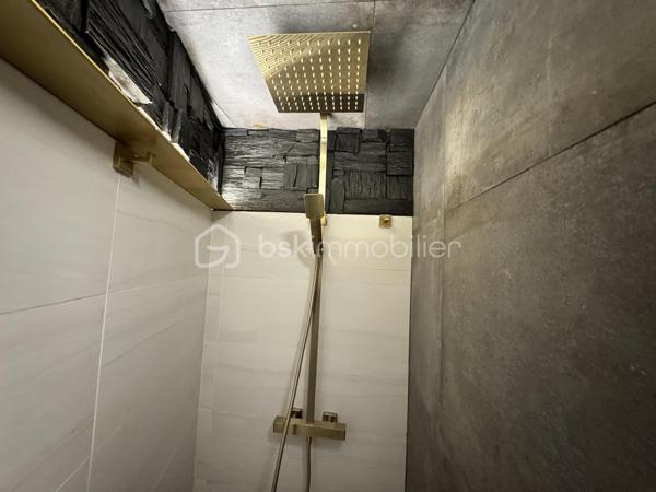 75 m2 pour cet incroyable univers à vivre, il revendique une esthétique résolument brutaliste. Situé au 1er étage avec ascenseur, il est distribué comme suit, un appartement de 54 m² Carrez avec 2 chambres, balcon de 2 m²(pondéré à 1m2) et son jardin japonais de 60 m² (pondéré à 20m2).
Le vaste séjour de 25 m² s’ouvre sur un magnifique jardin japonais privatif orienté à l’est, offrant un cadre de vie rare et apaisant.
L’appartement comprend une suite avec baignoire, une seconde chambre bénéficiant de son propre balcon, un dressing ainsi qu’une salle d’eau avec WC.Chaque matériau a été soigneusement sélectionné pour composer un univers architectural unique. Le béton vibré des murs dialogue avec le quartzite oxydé du plan de travail, le schiste noir des salles d’eau et les finitions en aluminium anodisé.

Une grande place de parking en sous-sol complète ce bien.

Véritable œuvre de design habitable, cet appartement a été entièrement pensé et aménagé par son propriétaire actuel. L’ensemble du mobilier, des équipements et des éléments décoratifs est inclus dans la vente : vous n’aurez qu’à poser vos valises.

Le parc des Buttes-Chaumont et le Rosa Bonheur sont accessibles à pied. Vous profiterez également de la proximité immédiate d’un marché, de nombreux commerces et de toutes les commodités du quartier.


Located on the first floor of a building with elevator access, this remarkable living space offers 75 sqm of weighted area, boldly combining a brutalist and contemporary aesthetic with the serenity of a 60 sqm Japanese garden (weighted at 20 sqm). The property comprises a 54 sqm Carrez-law apartment extended by a 2 sqm balcony (weighted at 1 sqm), creating a distinctive and inspiring living environment. Every material has been carefully selected to create a unique architectural environment. The vibrated concrete walls interact harmoniously with the oxidized quartzite countertop, the black slate used in the bathrooms, and the anodized aluminum finishes.

The spacious 25 sqm living room opens onto a magnificent private Japanese garden facing east, offering a rare and peaceful living environment. The apartment includes a primary suite with a bathtub, a second bedroom with its own private balcony, a walk-in dressing room, and a shower room with a toilet.

A large underground parking space completes the property.

A true piece of livable design, this apartment was entirely conceived and fitted out by its current owner. All furniture, equipment, and decorative elements are included in the sale—you only need to bring your suitcases.

The Buttes-Chaumont Park and Rosa Bonheur are within walking distance, and you will also benefit from the immediate proximity of a local market, numerous shops, and all the amenities the neighborhood has to offer.