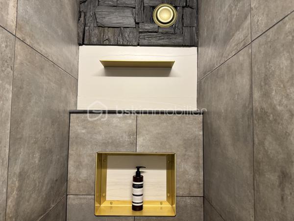 75 m2 pour cet incroyable univers à vivre, il revendique une esthétique résolument brutaliste. Situé au 1er étage avec ascenseur, il est distribué comme suit, un appartement de 54 m² Carrez avec 2 chambres, balcon de 2 m²(pondéré à 1m2) et son jardin japonais de 60 m² (pondéré à 20m2).
Le vaste séjour de 25 m² s’ouvre sur un magnifique jardin japonais privatif orienté à l’est, offrant un cadre de vie rare et apaisant.
L’appartement comprend une suite avec baignoire, une seconde chambre bénéficiant de son propre balcon, un dressing ainsi qu’une salle d’eau avec WC.Chaque matériau a été soigneusement sélectionné pour composer un univers architectural unique. Le béton vibré des murs dialogue avec le quartzite oxydé du plan de travail, le schiste noir des salles d’eau et les finitions en aluminium anodisé.

Une grande place de parking en sous-sol complète ce bien.

Véritable œuvre de design habitable, cet appartement a été entièrement pensé et aménagé par son propriétaire actuel. L’ensemble du mobilier, des équipements et des éléments décoratifs est inclus dans la vente : vous n’aurez qu’à poser vos valises.

Le parc des Buttes-Chaumont et le Rosa Bonheur sont accessibles à pied. Vous profiterez également de la proximité immédiate d’un marché, de nombreux commerces et de toutes les commodités du quartier.


Located on the first floor of a building with elevator access, this remarkable living space offers 75 sqm of weighted area, boldly combining a brutalist and contemporary aesthetic with the serenity of a 60 sqm Japanese garden (weighted at 20 sqm). The property comprises a 54 sqm Carrez-law apartment extended by a 2 sqm balcony (weighted at 1 sqm), creating a distinctive and inspiring living environment. Every material has been carefully selected to create a unique architectural environment. The vibrated concrete walls interact harmoniously with the oxidized quartzite countertop, the black slate used in the bathrooms, and the anodized aluminum finishes.

The spacious 25 sqm living room opens onto a magnificent private Japanese garden facing east, offering a rare and peaceful living environment. The apartment includes a primary suite with a bathtub, a second bedroom with its own private balcony, a walk-in dressing room, and a shower room with a toilet.

A large underground parking space completes the property.

A true piece of livable design, this apartment was entirely conceived and fitted out by its current owner. All furniture, equipment, and decorative elements are included in the sale—you only need to bring your suitcases.

The Buttes-Chaumont Park and Rosa Bonheur are within walking distance, and you will also benefit from the immediate proximity of a local market, numerous shops, and all the amenities the neighborhood has to offer.