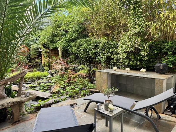 75 m2 pour cet incroyable univers à vivre, il revendique une esthétique résolument brutaliste. Situé au 1er étage avec ascenseur, il est distribué comme suit, un appartement de 54 m² Carrez avec 2 chambres, balcon de 2 m²(pondéré à 1m2) et son jardin japonais de 60 m² (pondéré à 20m2).
Le vaste séjour de 25 m² s’ouvre sur un magnifique jardin japonais privatif orienté à l’est, offrant un cadre de vie rare et apaisant.
L’appartement comprend une suite avec baignoire, une seconde chambre bénéficiant de son propre balcon, un dressing ainsi qu’une salle d’eau avec WC.Chaque matériau a été soigneusement sélectionné pour composer un univers architectural unique. Le béton vibré des murs dialogue avec le quartzite oxydé du plan de travail, le schiste noir des salles d’eau et les finitions en aluminium anodisé.

Une grande place de parking en sous-sol complète ce bien.

Véritable œuvre de design habitable, cet appartement a été entièrement pensé et aménagé par son propriétaire actuel. L’ensemble du mobilier, des équipements et des éléments décoratifs est inclus dans la vente : vous n’aurez qu’à poser vos valises.

Le parc des Buttes-Chaumont et le Rosa Bonheur sont accessibles à pied. Vous profiterez également de la proximité immédiate d’un marché, de nombreux commerces et de toutes les commodités du quartier.


Located on the first floor of a building with elevator access, this remarkable living space offers 75 sqm of weighted area, boldly combining a brutalist and contemporary aesthetic with the serenity of a 60 sqm Japanese garden (weighted at 20 sqm). The property comprises a 54 sqm Carrez-law apartment extended by a 2 sqm balcony (weighted at 1 sqm), creating a distinctive and inspiring living environment. Every material has been carefully selected to create a unique architectural environment. The vibrated concrete walls interact harmoniously with the oxidized quartzite countertop, the black slate used in the bathrooms, and the anodized aluminum finishes.

The spacious 25 sqm living room opens onto a magnificent private Japanese garden facing east, offering a rare and peaceful living environment. The apartment includes a primary suite with a bathtub, a second bedroom with its own private balcony, a walk-in dressing room, and a shower room with a toilet.

A large underground parking space completes the property.

A true piece of livable design, this apartment was entirely conceived and fitted out by its current owner. All furniture, equipment, and decorative elements are included in the sale—you only need to bring your suitcases.

The Buttes-Chaumont Park and Rosa Bonheur are within walking distance, and you will also benefit from the immediate proximity of a local market, numerous shops, and all the amenities the neighborhood has to offer.