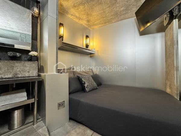 75 m2 pour cet incroyable univers à vivre, il revendique une esthétique résolument brutaliste. Situé au 1er étage avec ascenseur, il est distribué comme suit, un appartement de 54 m² Carrez avec 2 chambres, balcon de 2 m²(pondéré à 1m2) et son jardin japonais de 60 m² (pondéré à 20m2).
Le vaste séjour de 25 m² s’ouvre sur un magnifique jardin japonais privatif orienté à l’est, offrant un cadre de vie rare et apaisant.
L’appartement comprend une suite avec baignoire, une seconde chambre bénéficiant de son propre balcon, un dressing ainsi qu’une salle d’eau avec WC.Chaque matériau a été soigneusement sélectionné pour composer un univers architectural unique. Le béton vibré des murs dialogue avec le quartzite oxydé du plan de travail, le schiste noir des salles d’eau et les finitions en aluminium anodisé.

Une grande place de parking en sous-sol complète ce bien.

Véritable œuvre de design habitable, cet appartement a été entièrement pensé et aménagé par son propriétaire actuel. L’ensemble du mobilier, des équipements et des éléments décoratifs est inclus dans la vente : vous n’aurez qu’à poser vos valises.

Le parc des Buttes-Chaumont et le Rosa Bonheur sont accessibles à pied. Vous profiterez également de la proximité immédiate d’un marché, de nombreux commerces et de toutes les commodités du quartier.


Located on the first floor of a building with elevator access, this remarkable living space offers 75 sqm of weighted area, boldly combining a brutalist and contemporary aesthetic with the serenity of a 60 sqm Japanese garden (weighted at 20 sqm). The property comprises a 54 sqm Carrez-law apartment extended by a 2 sqm balcony (weighted at 1 sqm), creating a distinctive and inspiring living environment. Every material has been carefully selected to create a unique architectural environment. The vibrated concrete walls interact harmoniously with the oxidized quartzite countertop, the black slate used in the bathrooms, and the anodized aluminum finishes.

The spacious 25 sqm living room opens onto a magnificent private Japanese garden facing east, offering a rare and peaceful living environment. The apartment includes a primary suite with a bathtub, a second bedroom with its own private balcony, a walk-in dressing room, and a shower room with a toilet.

A large underground parking space completes the property.

A true piece of livable design, this apartment was entirely conceived and fitted out by its current owner. All furniture, equipment, and decorative elements are included in the sale—you only need to bring your suitcases.

The Buttes-Chaumont Park and Rosa Bonheur are within walking distance, and you will also benefit from the immediate proximity of a local market, numerous shops, and all the amenities the neighborhood has to offer.