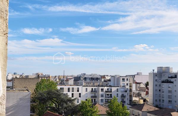 Au 6e et dernier étage avec ascenseur d’un immeuble en pierre de taille de la fin des années 50, ce 3 pièces de 52 m² bénéficie de qualités devenues rares : lumière, calme, absence totale de vis-à-vis et vue dégagée jusqu’à la Tour Eiffel.
Exposé sud-ouest, l’appartement profite d’une très belle luminosité tout au long de la journée. Le séjour ouvre sur un balcon avec une vue particulièrement dégagée sur les toits et le ciel, apportant une véritable sensation d’espace.
L’appartement se compose aujourd’hui d’un séjour, de deux chambres avec grand placard-penderie, d’une cuisine indépendante, d’une salle de bain et de WC séparés et un grand placard-débarras.
Ce bien nécessite une rénovation complète offrant l’opportunité de penser et créer un intérieur personnalisé, il dispose d’excellents fondamentaux : dernier étage, distribution agréable, parquet pouvant être conservé, avec un fort potentiel de valorisation. 
Des suggestions de rénovation virtuelle permettent de mieux se projeter dans les espaces.
Chauffage central et eau chaude collectifs sont inclus dans les charges.
Une cave complète ce bien. Copropriété bien entretenue.
Possibilité de parking en sus.

Situé rue du Révérend Père Christian Gilbert (quartier prisé), l’appartement bénéficie d’un environnement vivant et résidentiel, à proximité immédiate du carrefour des Bourguignons et de ses commerces, écoles et transports.
Métro Les Agnettes (ligne 13) à environ 500 m, gare de Bois-Colombes permettant de rejoindre Saint-Lazare en une dizaine de minutes, accès rapide à La Défense via le bus 178.

Les + :
• Dernier étage avec ascenseur
• Vue dégagée jusqu’à la Tour Eiffel
• Exposition sud-ouest
• Très lumineux
• Balcon
• Cave
• Beau potentiel après rénovation
• Copropriété bien entretenue