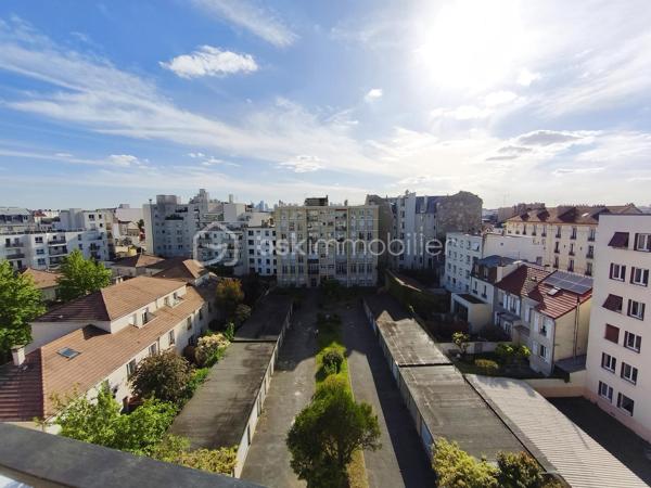Au 6e et dernier étage avec ascenseur d’un immeuble en pierre de taille de la fin des années 50, ce 3 pièces de 52 m² bénéficie de qualités devenues rares : lumière, calme, absence totale de vis-à-vis et vue dégagée jusqu’à la Tour Eiffel.
Exposé sud-ouest, l’appartement profite d’une très belle luminosité tout au long de la journée. Le séjour ouvre sur un balcon avec une vue particulièrement dégagée sur les toits et le ciel, apportant une véritable sensation d’espace.
L’appartement se compose aujourd’hui d’un séjour, de deux chambres avec grand placard-penderie, d’une cuisine indépendante, d’une salle de bain et de WC séparés et un grand placard-débarras.
Ce bien nécessite une rénovation complète offrant l’opportunité de penser et créer un intérieur personnalisé, il dispose d’excellents fondamentaux : dernier étage, distribution agréable, parquet pouvant être conservé, avec un fort potentiel de valorisation. 
Des suggestions de rénovation virtuelle permettent de mieux se projeter dans les espaces.
Chauffage central et eau chaude collectifs sont inclus dans les charges.
Une cave complète ce bien. Copropriété bien entretenue.
Possibilité de parking en sus.

Situé rue du Révérend Père Christian Gilbert (quartier prisé), l’appartement bénéficie d’un environnement vivant et résidentiel, à proximité immédiate du carrefour des Bourguignons et de ses commerces, écoles et transports.
Métro Les Agnettes (ligne 13) à environ 500 m, gare de Bois-Colombes permettant de rejoindre Saint-Lazare en une dizaine de minutes, accès rapide à La Défense via le bus 178.

Les + :
• Dernier étage avec ascenseur
• Vue dégagée jusqu’à la Tour Eiffel
• Exposition sud-ouest
• Très lumineux
• Balcon
• Cave
• Beau potentiel après rénovation
• Copropriété bien entretenue
