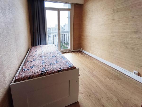 Au 6e et dernier étage avec ascenseur d’un immeuble en pierre de taille de la fin des années 50, ce 3 pièces de 52 m² bénéficie de qualités devenues rares : lumière, calme, absence totale de vis-à-vis et vue dégagée jusqu’à la Tour Eiffel.
Exposé sud-ouest, l’appartement profite d’une très belle luminosité tout au long de la journée. Le séjour ouvre sur un balcon avec une vue particulièrement dégagée sur les toits et le ciel, apportant une véritable sensation d’espace.
L’appartement se compose aujourd’hui d’un séjour, de deux chambres avec grand placard-penderie, d’une cuisine indépendante, d’une salle de bain et de WC séparés et un grand placard-débarras.
Ce bien nécessite une rénovation complète offrant l’opportunité de penser et créer un intérieur personnalisé, il dispose d’excellents fondamentaux : dernier étage, distribution agréable, parquet pouvant être conservé, avec un fort potentiel de valorisation. 
Des suggestions de rénovation virtuelle permettent de mieux se projeter dans les espaces.
Chauffage central et eau chaude collectifs sont inclus dans les charges.
Une cave complète ce bien. Copropriété bien entretenue.
Possibilité de parking en sus.

Situé rue du Révérend Père Christian Gilbert (quartier prisé), l’appartement bénéficie d’un environnement vivant et résidentiel, à proximité immédiate du carrefour des Bourguignons et de ses commerces, écoles et transports.
Métro Les Agnettes (ligne 13) à environ 500 m, gare de Bois-Colombes permettant de rejoindre Saint-Lazare en une dizaine de minutes, accès rapide à La Défense via le bus 178.

Les + :
• Dernier étage avec ascenseur
• Vue dégagée jusqu’à la Tour Eiffel
• Exposition sud-ouest
• Très lumineux
• Balcon
• Cave
• Beau potentiel après rénovation
• Copropriété bien entretenue