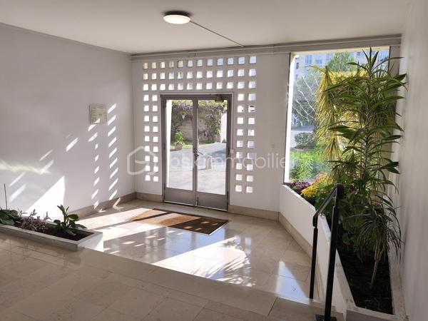 Au 6e et dernier étage avec ascenseur d’un immeuble en pierre de taille de la fin des années 50, ce 3 pièces de 52 m² bénéficie de qualités devenues rares : lumière, calme, absence totale de vis-à-vis et vue dégagée jusqu’à la Tour Eiffel.
Exposé sud-ouest, l’appartement profite d’une très belle luminosité tout au long de la journée. Le séjour ouvre sur un balcon avec une vue particulièrement dégagée sur les toits et le ciel, apportant une véritable sensation d’espace.
L’appartement se compose aujourd’hui d’un séjour, de deux chambres avec grand placard-penderie, d’une cuisine indépendante, d’une salle de bain et de WC séparés et un grand placard-débarras.
Ce bien nécessite une rénovation complète offrant l’opportunité de penser et créer un intérieur personnalisé, il dispose d’excellents fondamentaux : dernier étage, distribution agréable, parquet pouvant être conservé, avec un fort potentiel de valorisation. 
Des suggestions de rénovation virtuelle permettent de mieux se projeter dans les espaces.
Chauffage central et eau chaude collectifs sont inclus dans les charges.
Une cave complète ce bien. Copropriété bien entretenue.
Possibilité de parking en sus.

Situé rue du Révérend Père Christian Gilbert (quartier prisé), l’appartement bénéficie d’un environnement vivant et résidentiel, à proximité immédiate du carrefour des Bourguignons et de ses commerces, écoles et transports.
Métro Les Agnettes (ligne 13) à environ 500 m, gare de Bois-Colombes permettant de rejoindre Saint-Lazare en une dizaine de minutes, accès rapide à La Défense via le bus 178.

Les + :
• Dernier étage avec ascenseur
• Vue dégagée jusqu’à la Tour Eiffel
• Exposition sud-ouest
• Très lumineux
• Balcon
• Cave
• Beau potentiel après rénovation
• Copropriété bien entretenue