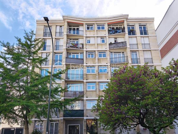 Au 6e et dernier étage avec ascenseur d’un immeuble en pierre de taille de la fin des années 50, ce 3 pièces de 52 m² bénéficie de qualités devenues rares : lumière, calme, absence totale de vis-à-vis et vue dégagée jusqu’à la Tour Eiffel.
Exposé sud-ouest, l’appartement profite d’une très belle luminosité tout au long de la journée. Le séjour ouvre sur un balcon avec une vue particulièrement dégagée sur les toits et le ciel, apportant une véritable sensation d’espace.
L’appartement se compose aujourd’hui d’un séjour, de deux chambres avec grand placard-penderie, d’une cuisine indépendante, d’une salle de bain et de WC séparés et un grand placard-débarras.
Ce bien nécessite une rénovation complète offrant l’opportunité de penser et créer un intérieur personnalisé, il dispose d’excellents fondamentaux : dernier étage, distribution agréable, parquet pouvant être conservé, avec un fort potentiel de valorisation. 
Des suggestions de rénovation virtuelle permettent de mieux se projeter dans les espaces.
Chauffage central et eau chaude collectifs sont inclus dans les charges.
Une cave complète ce bien. Copropriété bien entretenue.
Possibilité de parking en sus.

Situé rue du Révérend Père Christian Gilbert (quartier prisé), l’appartement bénéficie d’un environnement vivant et résidentiel, à proximité immédiate du carrefour des Bourguignons et de ses commerces, écoles et transports.
Métro Les Agnettes (ligne 13) à environ 500 m, gare de Bois-Colombes permettant de rejoindre Saint-Lazare en une dizaine de minutes, accès rapide à La Défense via le bus 178.

Les + :
• Dernier étage avec ascenseur
• Vue dégagée jusqu’à la Tour Eiffel
• Exposition sud-ouest
• Très lumineux
• Balcon
• Cave
• Beau potentiel après rénovation
• Copropriété bien entretenue