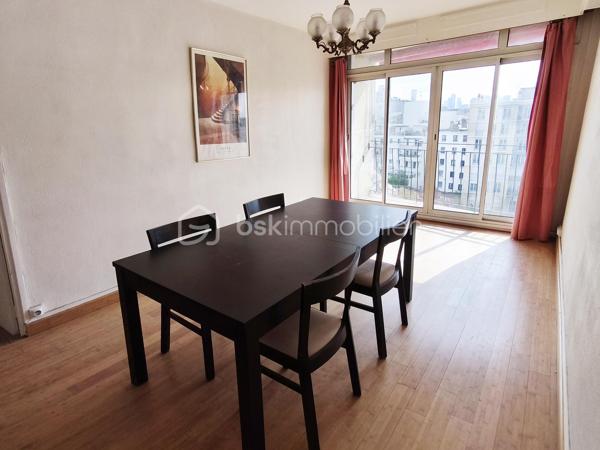 Au 6e et dernier étage avec ascenseur d’un immeuble en pierre de taille de la fin des années 50, ce 3 pièces de 52 m² bénéficie de qualités devenues rares : lumière, calme, absence totale de vis-à-vis et vue dégagée jusqu’à la Tour Eiffel.
Exposé sud-ouest, l’appartement profite d’une très belle luminosité tout au long de la journée. Le séjour ouvre sur un balcon avec une vue particulièrement dégagée sur les toits et le ciel, apportant une véritable sensation d’espace.
L’appartement se compose aujourd’hui d’un séjour, de deux chambres avec grand placard-penderie, d’une cuisine indépendante, d’une salle de bain et de WC séparés et un grand placard-débarras.
Ce bien nécessite une rénovation complète offrant l’opportunité de penser et créer un intérieur personnalisé, il dispose d’excellents fondamentaux : dernier étage, distribution agréable, parquet pouvant être conservé, avec un fort potentiel de valorisation. 
Des suggestions de rénovation virtuelle permettent de mieux se projeter dans les espaces.
Chauffage central et eau chaude collectifs sont inclus dans les charges.
Une cave complète ce bien. Copropriété bien entretenue.
Possibilité de parking en sus.

Situé rue du Révérend Père Christian Gilbert (quartier prisé), l’appartement bénéficie d’un environnement vivant et résidentiel, à proximité immédiate du carrefour des Bourguignons et de ses commerces, écoles et transports.
Métro Les Agnettes (ligne 13) à environ 500 m, gare de Bois-Colombes permettant de rejoindre Saint-Lazare en une dizaine de minutes, accès rapide à La Défense via le bus 178.

Les + :
• Dernier étage avec ascenseur
• Vue dégagée jusqu’à la Tour Eiffel
• Exposition sud-ouest
• Très lumineux
• Balcon
• Cave
• Beau potentiel après rénovation
• Copropriété bien entretenue
