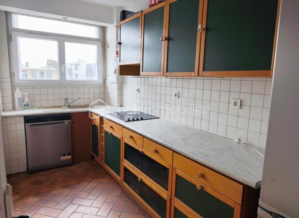 Au 6e et dernier étage avec ascenseur d’un immeuble en pierre de taille de la fin des années 50, ce 3 pièces de 52 m² bénéficie de qualités devenues rares : lumière, calme, absence totale de vis-à-vis et vue dégagée jusqu’à la Tour Eiffel.
Exposé sud-ouest, l’appartement profite d’une très belle luminosité tout au long de la journée. Le séjour ouvre sur un balcon avec une vue particulièrement dégagée sur les toits et le ciel, apportant une véritable sensation d’espace.
L’appartement se compose aujourd’hui d’un séjour, de deux chambres avec grand placard-penderie, d’une cuisine indépendante, d’une salle de bain et de WC séparés et un grand placard-débarras.
Ce bien nécessite une rénovation complète offrant l’opportunité de penser et créer un intérieur personnalisé, il dispose d’excellents fondamentaux : dernier étage, distribution agréable, parquet pouvant être conservé, avec un fort potentiel de valorisation. 
Des suggestions de rénovation virtuelle permettent de mieux se projeter dans les espaces.
Chauffage central et eau chaude collectifs sont inclus dans les charges.
Une cave complète ce bien. Copropriété bien entretenue.
Possibilité de parking en sus.

Situé rue du Révérend Père Christian Gilbert (quartier prisé), l’appartement bénéficie d’un environnement vivant et résidentiel, à proximité immédiate du carrefour des Bourguignons et de ses commerces, écoles et transports.
Métro Les Agnettes (ligne 13) à environ 500 m, gare de Bois-Colombes permettant de rejoindre Saint-Lazare en une dizaine de minutes, accès rapide à La Défense via le bus 178.

Les + :
• Dernier étage avec ascenseur
• Vue dégagée jusqu’à la Tour Eiffel
• Exposition sud-ouest
• Très lumineux
• Balcon
• Cave
• Beau potentiel après rénovation
• Copropriété bien entretenue