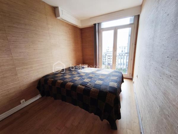 Au 6e et dernier étage avec ascenseur d’un immeuble en pierre de taille de la fin des années 50, ce 3 pièces de 52 m² bénéficie de qualités devenues rares : lumière, calme, absence totale de vis-à-vis et vue dégagée jusqu’à la Tour Eiffel.
Exposé sud-ouest, l’appartement profite d’une très belle luminosité tout au long de la journée. Le séjour ouvre sur un balcon avec une vue particulièrement dégagée sur les toits et le ciel, apportant une véritable sensation d’espace.
L’appartement se compose aujourd’hui d’un séjour, de deux chambres avec grand placard-penderie, d’une cuisine indépendante, d’une salle de bain et de WC séparés et un grand placard-débarras.
Ce bien nécessite une rénovation complète offrant l’opportunité de penser et créer un intérieur personnalisé, il dispose d’excellents fondamentaux : dernier étage, distribution agréable, parquet pouvant être conservé, avec un fort potentiel de valorisation. 
Des suggestions de rénovation virtuelle permettent de mieux se projeter dans les espaces.
Chauffage central et eau chaude collectifs sont inclus dans les charges.
Une cave complète ce bien. Copropriété bien entretenue.
Possibilité de parking en sus.

Situé rue du Révérend Père Christian Gilbert (quartier prisé), l’appartement bénéficie d’un environnement vivant et résidentiel, à proximité immédiate du carrefour des Bourguignons et de ses commerces, écoles et transports.
Métro Les Agnettes (ligne 13) à environ 500 m, gare de Bois-Colombes permettant de rejoindre Saint-Lazare en une dizaine de minutes, accès rapide à La Défense via le bus 178.

Les + :
• Dernier étage avec ascenseur
• Vue dégagée jusqu’à la Tour Eiffel
• Exposition sud-ouest
• Très lumineux
• Balcon
• Cave
• Beau potentiel après rénovation
• Copropriété bien entretenue