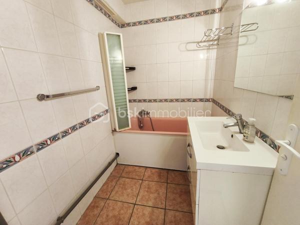 Au 6e et dernier étage avec ascenseur d’un immeuble en pierre de taille de la fin des années 50, ce 3 pièces de 52 m² bénéficie de qualités devenues rares : lumière, calme, absence totale de vis-à-vis et vue dégagée jusqu’à la Tour Eiffel.
Exposé sud-ouest, l’appartement profite d’une très belle luminosité tout au long de la journée. Le séjour ouvre sur un balcon avec une vue particulièrement dégagée sur les toits et le ciel, apportant une véritable sensation d’espace.
L’appartement se compose aujourd’hui d’un séjour, de deux chambres avec grand placard-penderie, d’une cuisine indépendante, d’une salle de bain et de WC séparés et un grand placard-débarras.
Ce bien nécessite une rénovation complète offrant l’opportunité de penser et créer un intérieur personnalisé, il dispose d’excellents fondamentaux : dernier étage, distribution agréable, parquet pouvant être conservé, avec un fort potentiel de valorisation. 
Des suggestions de rénovation virtuelle permettent de mieux se projeter dans les espaces.
Chauffage central et eau chaude collectifs sont inclus dans les charges.
Une cave complète ce bien. Copropriété bien entretenue.
Possibilité de parking en sus.

Situé rue du Révérend Père Christian Gilbert (quartier prisé), l’appartement bénéficie d’un environnement vivant et résidentiel, à proximité immédiate du carrefour des Bourguignons et de ses commerces, écoles et transports.
Métro Les Agnettes (ligne 13) à environ 500 m, gare de Bois-Colombes permettant de rejoindre Saint-Lazare en une dizaine de minutes, accès rapide à La Défense via le bus 178.

Les + :
• Dernier étage avec ascenseur
• Vue dégagée jusqu’à la Tour Eiffel
• Exposition sud-ouest
• Très lumineux
• Balcon
• Cave
• Beau potentiel après rénovation
• Copropriété bien entretenue