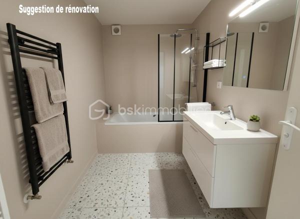 Au 6e et dernier étage avec ascenseur d’un immeuble en pierre de taille de la fin des années 50, ce 3 pièces de 52 m² bénéficie de qualités devenues rares : lumière, calme, absence totale de vis-à-vis et vue dégagée jusqu’à la Tour Eiffel.
Exposé sud-ouest, l’appartement profite d’une très belle luminosité tout au long de la journée. Le séjour ouvre sur un balcon avec une vue particulièrement dégagée sur les toits et le ciel, apportant une véritable sensation d’espace.
L’appartement se compose aujourd’hui d’un séjour, de deux chambres avec grand placard-penderie, d’une cuisine indépendante, d’une salle de bain et de WC séparés et un grand placard-débarras.
Ce bien nécessite une rénovation complète offrant l’opportunité de penser et créer un intérieur personnalisé, il dispose d’excellents fondamentaux : dernier étage, distribution agréable, parquet pouvant être conservé, avec un fort potentiel de valorisation. 
Des suggestions de rénovation virtuelle permettent de mieux se projeter dans les espaces.
Chauffage central et eau chaude collectifs sont inclus dans les charges.
Une cave complète ce bien. Copropriété bien entretenue.
Possibilité de parking en sus.

Situé rue du Révérend Père Christian Gilbert (quartier prisé), l’appartement bénéficie d’un environnement vivant et résidentiel, à proximité immédiate du carrefour des Bourguignons et de ses commerces, écoles et transports.
Métro Les Agnettes (ligne 13) à environ 500 m, gare de Bois-Colombes permettant de rejoindre Saint-Lazare en une dizaine de minutes, accès rapide à La Défense via le bus 178.

Les + :
• Dernier étage avec ascenseur
• Vue dégagée jusqu’à la Tour Eiffel
• Exposition sud-ouest
• Très lumineux
• Balcon
• Cave
• Beau potentiel après rénovation
• Copropriété bien entretenue