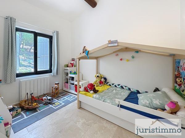 Vaison-la-Romaine (84110) A 800 mètres du centre ville de Vaison La Romaine. Belle Villa de 173 m2, 5 chambres, sur un terrain de 913 m2