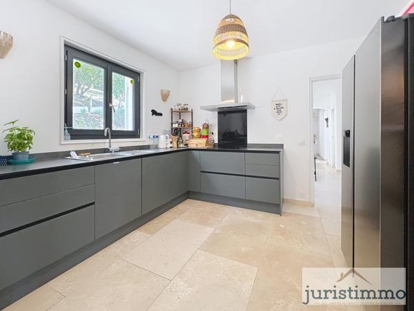 Vaison-la-Romaine (84110) A 800 mètres du centre ville de Vaison La Romaine. Belle Villa de 173 m2, 5 chambres, sur un terrain de 913 m2