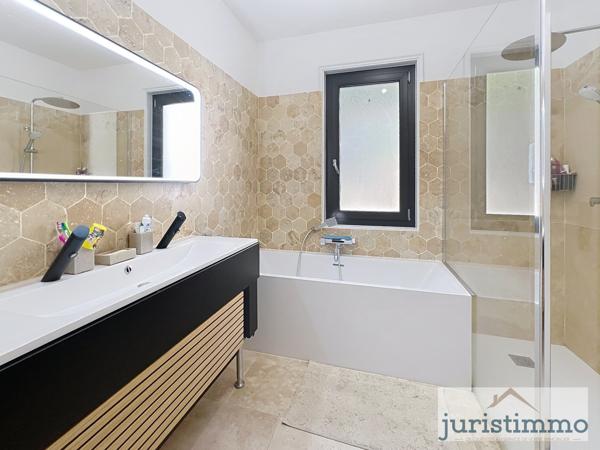 Vaison-la-Romaine (84110) A 800 mètres du centre ville de Vaison La Romaine. Belle Villa de 173 m2, 5 chambres, sur un terrain de 913 m2