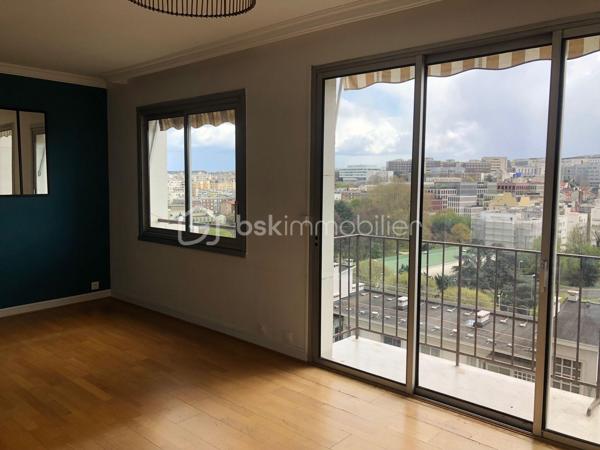 Dans une résidence verdoyante et recherchée de Gentilly, découvrez ce bel appartement traversant de 4 pièces offrant 84 m² de surface généreuse, alliant luminosité, calme et cadre de vie privilégié aux portes de Paris.

Situé au 5ᵉ étage avec ascenseur d’un immeuble bien entretenu de 10 étages.
Construit en 1958, cet appartement en très bon état séduit par ses volumes harmonieux et sa vue dégagée. 

Il se compose d’une entrée accueillante desservant une vaste pièce de vie baignée de lumière avec espace salon et salle à manger ouvrant sur un agréable balcon. 
Une pièce supplémentaire pouvant faire office de bureau complète harmonieusement l’espace de réception.

La grande cuisine indépendante, aménagée avec verrière et coin repas, apporte charme et convivialité au quotidien.

L’espace nuit propose deux belles chambres, dont une donnant sur le jardin de la résidence, garantissant calme et sérénité. 
Une salle d’eau fonctionnelle ainsi que des toilettes séparées viennent compléter ce bien.

Le chauffage collectif au sol assure un confort optimal tout au long de l’année.
Une cave en sous-sol accompagne l’appartement. 
Un espace dédié permet également de stationner les vélos au sein de la résidence.
Vous apprécierez particulièrement son environnement paisible et verdoyant, la proximité immédiate des commerces, écoles et transports. 
À seulement 5 minutes à pied du RER B, station Gentilly, à 10 minutes de la Métro Ligne 14, station Kremlin-Bicêtre , proche de la Cité internationale universitaire de Paris.
À propos de la copropriété aucune procédure en cours, copropriété de 130 lots.
Diagnostic réalisé le 28 novembre 2025.
Un appartement lumineux, traversant et au calme, idéal pour une famille, un couple ou un investissement patrimonial de qualité aux portes de Paris.