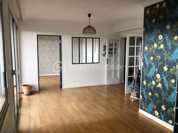 Dans une résidence verdoyante et recherchée de Gentilly, découvrez ce bel appartement traversant de 4 pièces offrant 84 m² de surface généreuse, alliant luminosité, calme et cadre de vie privilégié aux portes de Paris.

Situé au 5ᵉ étage avec ascenseur d’un immeuble bien entretenu de 10 étages.
Construit en 1958, cet appartement en très bon état séduit par ses volumes harmonieux et sa vue dégagée. 

Il se compose d’une entrée accueillante desservant une vaste pièce de vie baignée de lumière avec espace salon et salle à manger ouvrant sur un agréable balcon. 
Une pièce supplémentaire pouvant faire office de bureau complète harmonieusement l’espace de réception.

La grande cuisine indépendante, aménagée avec verrière et coin repas, apporte charme et convivialité au quotidien.

L’espace nuit propose deux belles chambres, dont une donnant sur le jardin de la résidence, garantissant calme et sérénité. 
Une salle d’eau fonctionnelle ainsi que des toilettes séparées viennent compléter ce bien.

Le chauffage collectif au sol assure un confort optimal tout au long de l’année.
Une cave en sous-sol accompagne l’appartement. 
Un espace dédié permet également de stationner les vélos au sein de la résidence.
Vous apprécierez particulièrement son environnement paisible et verdoyant, la proximité immédiate des commerces, écoles et transports. 
À seulement 5 minutes à pied du RER B, station Gentilly, à 10 minutes de la Métro Ligne 14, station Kremlin-Bicêtre , proche de la Cité internationale universitaire de Paris.
À propos de la copropriété aucune procédure en cours, copropriété de 130 lots.
Diagnostic réalisé le 28 novembre 2025.
Un appartement lumineux, traversant et au calme, idéal pour une famille, un couple ou un investissement patrimonial de qualité aux portes de Paris.