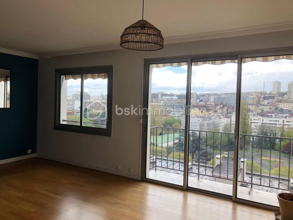 Dans une résidence verdoyante et recherchée de Gentilly, découvrez ce bel appartement traversant de 4 pièces offrant 84 m² de surface généreuse, alliant luminosité, calme et cadre de vie privilégié aux portes de Paris.

Situé au 5ᵉ étage avec ascenseur d’un immeuble bien entretenu de 10 étages.
Construit en 1958, cet appartement en très bon état séduit par ses volumes harmonieux et sa vue dégagée. 

Il se compose d’une entrée accueillante desservant une vaste pièce de vie baignée de lumière avec espace salon et salle à manger ouvrant sur un agréable balcon. 
Une pièce supplémentaire pouvant faire office de bureau complète harmonieusement l’espace de réception.

La grande cuisine indépendante, aménagée avec verrière et coin repas, apporte charme et convivialité au quotidien.

L’espace nuit propose deux belles chambres, dont une donnant sur le jardin de la résidence, garantissant calme et sérénité. 
Une salle d’eau fonctionnelle ainsi que des toilettes séparées viennent compléter ce bien.

Le chauffage collectif au sol assure un confort optimal tout au long de l’année.
Une cave en sous-sol accompagne l’appartement. 
Un espace dédié permet également de stationner les vélos au sein de la résidence.
Vous apprécierez particulièrement son environnement paisible et verdoyant, la proximité immédiate des commerces, écoles et transports. 
À seulement 5 minutes à pied du RER B, station Gentilly, à 10 minutes de la Métro Ligne 14, station Kremlin-Bicêtre , proche de la Cité internationale universitaire de Paris.
À propos de la copropriété aucune procédure en cours, copropriété de 130 lots.
Diagnostic réalisé le 28 novembre 2025.
Un appartement lumineux, traversant et au calme, idéal pour une famille, un couple ou un investissement patrimonial de qualité aux portes de Paris.