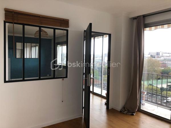 Dans une résidence verdoyante et recherchée de Gentilly, découvrez ce bel appartement traversant de 4 pièces offrant 84 m² de surface généreuse, alliant luminosité, calme et cadre de vie privilégié aux portes de Paris.

Situé au 5ᵉ étage avec ascenseur d’un immeuble bien entretenu de 10 étages.
Construit en 1958, cet appartement en très bon état séduit par ses volumes harmonieux et sa vue dégagée. 

Il se compose d’une entrée accueillante desservant une vaste pièce de vie baignée de lumière avec espace salon et salle à manger ouvrant sur un agréable balcon. 
Une pièce supplémentaire pouvant faire office de bureau complète harmonieusement l’espace de réception.

La grande cuisine indépendante, aménagée avec verrière et coin repas, apporte charme et convivialité au quotidien.

L’espace nuit propose deux belles chambres, dont une donnant sur le jardin de la résidence, garantissant calme et sérénité. 
Une salle d’eau fonctionnelle ainsi que des toilettes séparées viennent compléter ce bien.

Le chauffage collectif au sol assure un confort optimal tout au long de l’année.
Une cave en sous-sol accompagne l’appartement. 
Un espace dédié permet également de stationner les vélos au sein de la résidence.
Vous apprécierez particulièrement son environnement paisible et verdoyant, la proximité immédiate des commerces, écoles et transports. 
À seulement 5 minutes à pied du RER B, station Gentilly, à 10 minutes de la Métro Ligne 14, station Kremlin-Bicêtre , proche de la Cité internationale universitaire de Paris.
À propos de la copropriété aucune procédure en cours, copropriété de 130 lots.
Diagnostic réalisé le 28 novembre 2025.
Un appartement lumineux, traversant et au calme, idéal pour une famille, un couple ou un investissement patrimonial de qualité aux portes de Paris.