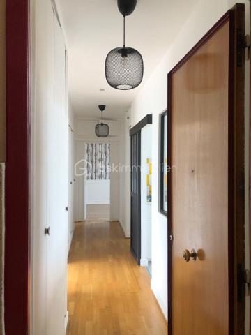 Dans une résidence verdoyante et recherchée de Gentilly, découvrez ce bel appartement traversant de 4 pièces offrant 84 m² de surface généreuse, alliant luminosité, calme et cadre de vie privilégié aux portes de Paris.

Situé au 5ᵉ étage avec ascenseur d’un immeuble bien entretenu de 10 étages.
Construit en 1958, cet appartement en très bon état séduit par ses volumes harmonieux et sa vue dégagée. 

Il se compose d’une entrée accueillante desservant une vaste pièce de vie baignée de lumière avec espace salon et salle à manger ouvrant sur un agréable balcon. 
Une pièce supplémentaire pouvant faire office de bureau complète harmonieusement l’espace de réception.

La grande cuisine indépendante, aménagée avec verrière et coin repas, apporte charme et convivialité au quotidien.

L’espace nuit propose deux belles chambres, dont une donnant sur le jardin de la résidence, garantissant calme et sérénité. 
Une salle d’eau fonctionnelle ainsi que des toilettes séparées viennent compléter ce bien.

Le chauffage collectif au sol assure un confort optimal tout au long de l’année.
Une cave en sous-sol accompagne l’appartement. 
Un espace dédié permet également de stationner les vélos au sein de la résidence.
Vous apprécierez particulièrement son environnement paisible et verdoyant, la proximité immédiate des commerces, écoles et transports. 
À seulement 5 minutes à pied du RER B, station Gentilly, à 10 minutes de la Métro Ligne 14, station Kremlin-Bicêtre , proche de la Cité internationale universitaire de Paris.
À propos de la copropriété aucune procédure en cours, copropriété de 130 lots.
Diagnostic réalisé le 28 novembre 2025.
Un appartement lumineux, traversant et au calme, idéal pour une famille, un couple ou un investissement patrimonial de qualité aux portes de Paris.