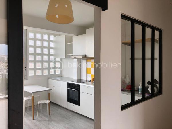 Dans une résidence verdoyante et recherchée de Gentilly, découvrez ce bel appartement traversant de 4 pièces offrant 84 m² de surface généreuse, alliant luminosité, calme et cadre de vie privilégié aux portes de Paris.

Situé au 5ᵉ étage avec ascenseur d’un immeuble bien entretenu de 10 étages.
Construit en 1958, cet appartement en très bon état séduit par ses volumes harmonieux et sa vue dégagée. 

Il se compose d’une entrée accueillante desservant une vaste pièce de vie baignée de lumière avec espace salon et salle à manger ouvrant sur un agréable balcon. 
Une pièce supplémentaire pouvant faire office de bureau complète harmonieusement l’espace de réception.

La grande cuisine indépendante, aménagée avec verrière et coin repas, apporte charme et convivialité au quotidien.

L’espace nuit propose deux belles chambres, dont une donnant sur le jardin de la résidence, garantissant calme et sérénité. 
Une salle d’eau fonctionnelle ainsi que des toilettes séparées viennent compléter ce bien.

Le chauffage collectif au sol assure un confort optimal tout au long de l’année.
Une cave en sous-sol accompagne l’appartement. 
Un espace dédié permet également de stationner les vélos au sein de la résidence.
Vous apprécierez particulièrement son environnement paisible et verdoyant, la proximité immédiate des commerces, écoles et transports. 
À seulement 5 minutes à pied du RER B, station Gentilly, à 10 minutes de la Métro Ligne 14, station Kremlin-Bicêtre , proche de la Cité internationale universitaire de Paris.
À propos de la copropriété aucune procédure en cours, copropriété de 130 lots.
Diagnostic réalisé le 28 novembre 2025.
Un appartement lumineux, traversant et au calme, idéal pour une famille, un couple ou un investissement patrimonial de qualité aux portes de Paris.