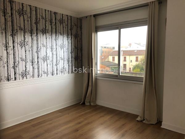 Dans une résidence verdoyante et recherchée de Gentilly, découvrez ce bel appartement traversant de 4 pièces offrant 84 m² de surface généreuse, alliant luminosité, calme et cadre de vie privilégié aux portes de Paris.

Situé au 5ᵉ étage avec ascenseur d’un immeuble bien entretenu de 10 étages.
Construit en 1958, cet appartement en très bon état séduit par ses volumes harmonieux et sa vue dégagée. 

Il se compose d’une entrée accueillante desservant une vaste pièce de vie baignée de lumière avec espace salon et salle à manger ouvrant sur un agréable balcon. 
Une pièce supplémentaire pouvant faire office de bureau complète harmonieusement l’espace de réception.

La grande cuisine indépendante, aménagée avec verrière et coin repas, apporte charme et convivialité au quotidien.

L’espace nuit propose deux belles chambres, dont une donnant sur le jardin de la résidence, garantissant calme et sérénité. 
Une salle d’eau fonctionnelle ainsi que des toilettes séparées viennent compléter ce bien.

Le chauffage collectif au sol assure un confort optimal tout au long de l’année.
Une cave en sous-sol accompagne l’appartement. 
Un espace dédié permet également de stationner les vélos au sein de la résidence.
Vous apprécierez particulièrement son environnement paisible et verdoyant, la proximité immédiate des commerces, écoles et transports. 
À seulement 5 minutes à pied du RER B, station Gentilly, à 10 minutes de la Métro Ligne 14, station Kremlin-Bicêtre , proche de la Cité internationale universitaire de Paris.
À propos de la copropriété aucune procédure en cours, copropriété de 130 lots.
Diagnostic réalisé le 28 novembre 2025.
Un appartement lumineux, traversant et au calme, idéal pour une famille, un couple ou un investissement patrimonial de qualité aux portes de Paris.