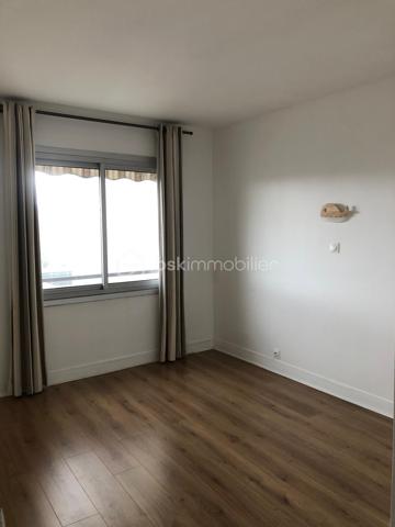 Dans une résidence verdoyante et recherchée de Gentilly, découvrez ce bel appartement traversant de 4 pièces offrant 84 m² de surface généreuse, alliant luminosité, calme et cadre de vie privilégié aux portes de Paris.

Situé au 5ᵉ étage avec ascenseur d’un immeuble bien entretenu de 10 étages.
Construit en 1958, cet appartement en très bon état séduit par ses volumes harmonieux et sa vue dégagée. 

Il se compose d’une entrée accueillante desservant une vaste pièce de vie baignée de lumière avec espace salon et salle à manger ouvrant sur un agréable balcon. 
Une pièce supplémentaire pouvant faire office de bureau complète harmonieusement l’espace de réception.

La grande cuisine indépendante, aménagée avec verrière et coin repas, apporte charme et convivialité au quotidien.

L’espace nuit propose deux belles chambres, dont une donnant sur le jardin de la résidence, garantissant calme et sérénité. 
Une salle d’eau fonctionnelle ainsi que des toilettes séparées viennent compléter ce bien.

Le chauffage collectif au sol assure un confort optimal tout au long de l’année.
Une cave en sous-sol accompagne l’appartement. 
Un espace dédié permet également de stationner les vélos au sein de la résidence.
Vous apprécierez particulièrement son environnement paisible et verdoyant, la proximité immédiate des commerces, écoles et transports. 
À seulement 5 minutes à pied du RER B, station Gentilly, à 10 minutes de la Métro Ligne 14, station Kremlin-Bicêtre , proche de la Cité internationale universitaire de Paris.
À propos de la copropriété aucune procédure en cours, copropriété de 130 lots.
Diagnostic réalisé le 28 novembre 2025.
Un appartement lumineux, traversant et au calme, idéal pour une famille, un couple ou un investissement patrimonial de qualité aux portes de Paris.