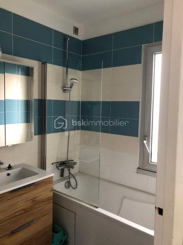 Dans une résidence verdoyante et recherchée de Gentilly, découvrez ce bel appartement traversant de 4 pièces offrant 84 m² de surface généreuse, alliant luminosité, calme et cadre de vie privilégié aux portes de Paris.

Situé au 5ᵉ étage avec ascenseur d’un immeuble bien entretenu de 10 étages.
Construit en 1958, cet appartement en très bon état séduit par ses volumes harmonieux et sa vue dégagée. 

Il se compose d’une entrée accueillante desservant une vaste pièce de vie baignée de lumière avec espace salon et salle à manger ouvrant sur un agréable balcon. 
Une pièce supplémentaire pouvant faire office de bureau complète harmonieusement l’espace de réception.

La grande cuisine indépendante, aménagée avec verrière et coin repas, apporte charme et convivialité au quotidien.

L’espace nuit propose deux belles chambres, dont une donnant sur le jardin de la résidence, garantissant calme et sérénité. 
Une salle d’eau fonctionnelle ainsi que des toilettes séparées viennent compléter ce bien.

Le chauffage collectif au sol assure un confort optimal tout au long de l’année.
Une cave en sous-sol accompagne l’appartement. 
Un espace dédié permet également de stationner les vélos au sein de la résidence.
Vous apprécierez particulièrement son environnement paisible et verdoyant, la proximité immédiate des commerces, écoles et transports. 
À seulement 5 minutes à pied du RER B, station Gentilly, à 10 minutes de la Métro Ligne 14, station Kremlin-Bicêtre , proche de la Cité internationale universitaire de Paris.
À propos de la copropriété aucune procédure en cours, copropriété de 130 lots.
Diagnostic réalisé le 28 novembre 2025.
Un appartement lumineux, traversant et au calme, idéal pour une famille, un couple ou un investissement patrimonial de qualité aux portes de Paris.