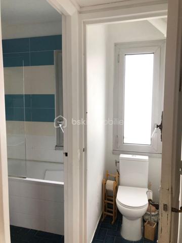 Dans une résidence verdoyante et recherchée de Gentilly, découvrez ce bel appartement traversant de 4 pièces offrant 84 m² de surface généreuse, alliant luminosité, calme et cadre de vie privilégié aux portes de Paris.

Situé au 5ᵉ étage avec ascenseur d’un immeuble bien entretenu de 10 étages.
Construit en 1958, cet appartement en très bon état séduit par ses volumes harmonieux et sa vue dégagée. 

Il se compose d’une entrée accueillante desservant une vaste pièce de vie baignée de lumière avec espace salon et salle à manger ouvrant sur un agréable balcon. 
Une pièce supplémentaire pouvant faire office de bureau complète harmonieusement l’espace de réception.

La grande cuisine indépendante, aménagée avec verrière et coin repas, apporte charme et convivialité au quotidien.

L’espace nuit propose deux belles chambres, dont une donnant sur le jardin de la résidence, garantissant calme et sérénité. 
Une salle d’eau fonctionnelle ainsi que des toilettes séparées viennent compléter ce bien.

Le chauffage collectif au sol assure un confort optimal tout au long de l’année.
Une cave en sous-sol accompagne l’appartement. 
Un espace dédié permet également de stationner les vélos au sein de la résidence.
Vous apprécierez particulièrement son environnement paisible et verdoyant, la proximité immédiate des commerces, écoles et transports. 
À seulement 5 minutes à pied du RER B, station Gentilly, à 10 minutes de la Métro Ligne 14, station Kremlin-Bicêtre , proche de la Cité internationale universitaire de Paris.
À propos de la copropriété aucune procédure en cours, copropriété de 130 lots.
Diagnostic réalisé le 28 novembre 2025.
Un appartement lumineux, traversant et au calme, idéal pour une famille, un couple ou un investissement patrimonial de qualité aux portes de Paris.