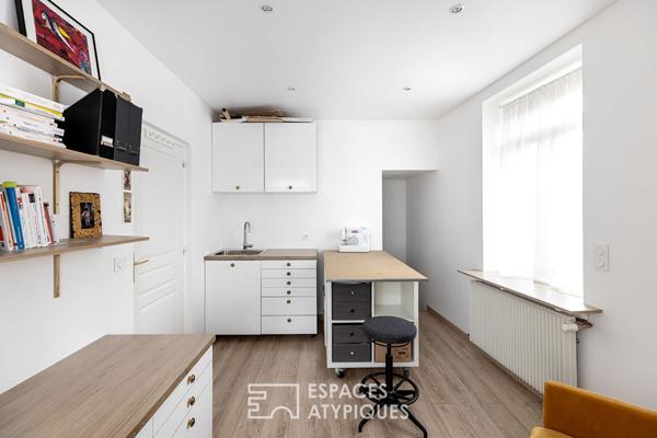 Maison contemporaine rénovée avec dépendance et jardin intime