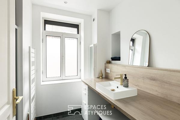 Maison contemporaine rénovée avec dépendance et jardin intime