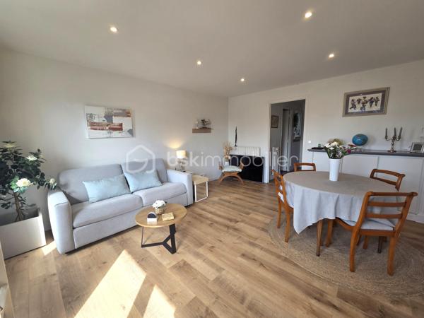 Lorient Merville – Exclusivité - Julie Toussaint, BSK Immobilier, vous propose à la vente cet agréable appartement T3 rénové d'environ 64 m² avec balcon, garage et cave, situé au 2ᵉ étage d'une résidence calme et bien entretenue, à proximité de toutes les commodités.

Dès l'entrée, vous découvrirez une pièce de vie lumineuse exposée plein sud, ouvrant sur un balcon avec une vue dégagée sur les espaces verts environnants. La cuisine indépendante, aménagée et équipée, offre un espace fonctionnel et confortable au quotidien.
L'espace nuit comprend deux chambres, une salle de bains moderne ainsi qu'un wc indépendant.

Pour votre confort, ce bien dispose également d'un garage privatif et d'une cave.
Son emplacement est particulièrement recherché : à quelques minutes à pied des Halles de Merville, des commerces, des établissements scolaires, des transports en commun et à seulement 5 minutes de la gare de Lorient.

Un appartement lumineux, rénové avec goût, offrant un cadre de vie pratique et agréable en plein cœur de Lorient.

Des questions ? Envie de visiter ? Contactez-moi au 07 56 85 56 82.