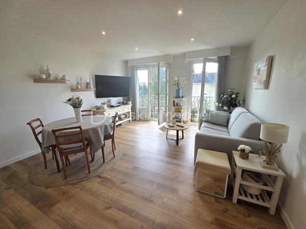 Lorient Merville – Exclusivité - Julie Toussaint, BSK Immobilier, vous propose à la vente cet agréable appartement T3 rénové d'environ 64 m² avec balcon, garage et cave, situé au 2ᵉ étage d'une résidence calme et bien entretenue, à proximité de toutes les commodités.

Dès l'entrée, vous découvrirez une pièce de vie lumineuse exposée plein sud, ouvrant sur un balcon avec une vue dégagée sur les espaces verts environnants. La cuisine indépendante, aménagée et équipée, offre un espace fonctionnel et confortable au quotidien.
L'espace nuit comprend deux chambres, une salle de bains moderne ainsi qu'un wc indépendant.

Pour votre confort, ce bien dispose également d'un garage privatif et d'une cave.
Son emplacement est particulièrement recherché : à quelques minutes à pied des Halles de Merville, des commerces, des établissements scolaires, des transports en commun et à seulement 5 minutes de la gare de Lorient.

Un appartement lumineux, rénové avec goût, offrant un cadre de vie pratique et agréable en plein cœur de Lorient.

Des questions ? Envie de visiter ? Contactez-moi au 07 56 85 56 82.