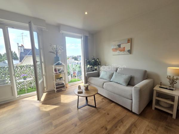 Lorient Merville – Exclusivité - Julie Toussaint, BSK Immobilier, vous propose à la vente cet agréable appartement T3 rénové d'environ 64 m² avec balcon, garage et cave, situé au 2ᵉ étage d'une résidence calme et bien entretenue, à proximité de toutes les commodités.

Dès l'entrée, vous découvrirez une pièce de vie lumineuse exposée plein sud, ouvrant sur un balcon avec une vue dégagée sur les espaces verts environnants. La cuisine indépendante, aménagée et équipée, offre un espace fonctionnel et confortable au quotidien.
L'espace nuit comprend deux chambres, une salle de bains moderne ainsi qu'un wc indépendant.

Pour votre confort, ce bien dispose également d'un garage privatif et d'une cave.
Son emplacement est particulièrement recherché : à quelques minutes à pied des Halles de Merville, des commerces, des établissements scolaires, des transports en commun et à seulement 5 minutes de la gare de Lorient.

Un appartement lumineux, rénové avec goût, offrant un cadre de vie pratique et agréable en plein cœur de Lorient.

Des questions ? Envie de visiter ? Contactez-moi au 07 56 85 56 82.