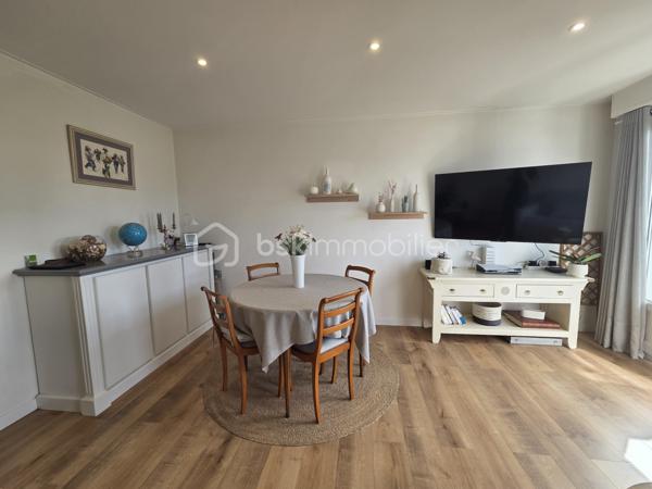 Lorient Merville – Exclusivité - Julie Toussaint, BSK Immobilier, vous propose à la vente cet agréable appartement T3 rénové d'environ 64 m² avec balcon, garage et cave, situé au 2ᵉ étage d'une résidence calme et bien entretenue, à proximité de toutes les commodités.

Dès l'entrée, vous découvrirez une pièce de vie lumineuse exposée plein sud, ouvrant sur un balcon avec une vue dégagée sur les espaces verts environnants. La cuisine indépendante, aménagée et équipée, offre un espace fonctionnel et confortable au quotidien.
L'espace nuit comprend deux chambres, une salle de bains moderne ainsi qu'un wc indépendant.

Pour votre confort, ce bien dispose également d'un garage privatif et d'une cave.
Son emplacement est particulièrement recherché : à quelques minutes à pied des Halles de Merville, des commerces, des établissements scolaires, des transports en commun et à seulement 5 minutes de la gare de Lorient.

Un appartement lumineux, rénové avec goût, offrant un cadre de vie pratique et agréable en plein cœur de Lorient.

Des questions ? Envie de visiter ? Contactez-moi au 07 56 85 56 82.