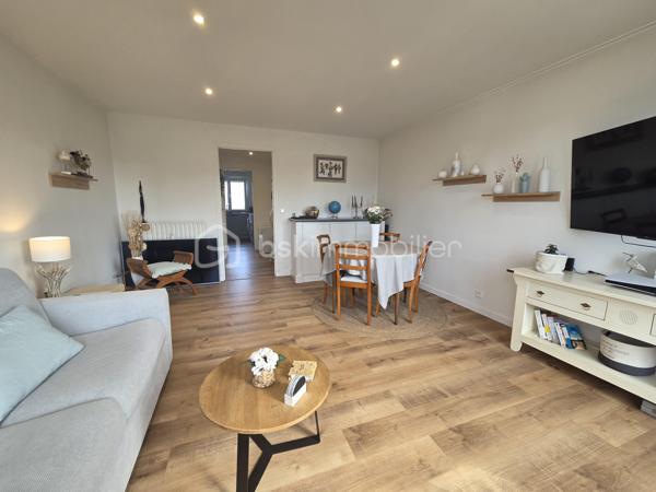 Lorient Merville – Exclusivité - Julie Toussaint, BSK Immobilier, vous propose à la vente cet agréable appartement T3 rénové d'environ 64 m² avec balcon, garage et cave, situé au 2ᵉ étage d'une résidence calme et bien entretenue, à proximité de toutes les commodités.

Dès l'entrée, vous découvrirez une pièce de vie lumineuse exposée plein sud, ouvrant sur un balcon avec une vue dégagée sur les espaces verts environnants. La cuisine indépendante, aménagée et équipée, offre un espace fonctionnel et confortable au quotidien.
L'espace nuit comprend deux chambres, une salle de bains moderne ainsi qu'un wc indépendant.

Pour votre confort, ce bien dispose également d'un garage privatif et d'une cave.
Son emplacement est particulièrement recherché : à quelques minutes à pied des Halles de Merville, des commerces, des établissements scolaires, des transports en commun et à seulement 5 minutes de la gare de Lorient.

Un appartement lumineux, rénové avec goût, offrant un cadre de vie pratique et agréable en plein cœur de Lorient.

Des questions ? Envie de visiter ? Contactez-moi au 07 56 85 56 82.