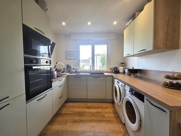 Lorient Merville – Exclusivité - Julie Toussaint, BSK Immobilier, vous propose à la vente cet agréable appartement T3 rénové d'environ 64 m² avec balcon, garage et cave, situé au 2ᵉ étage d'une résidence calme et bien entretenue, à proximité de toutes les commodités.

Dès l'entrée, vous découvrirez une pièce de vie lumineuse exposée plein sud, ouvrant sur un balcon avec une vue dégagée sur les espaces verts environnants. La cuisine indépendante, aménagée et équipée, offre un espace fonctionnel et confortable au quotidien.
L'espace nuit comprend deux chambres, une salle de bains moderne ainsi qu'un wc indépendant.

Pour votre confort, ce bien dispose également d'un garage privatif et d'une cave.
Son emplacement est particulièrement recherché : à quelques minutes à pied des Halles de Merville, des commerces, des établissements scolaires, des transports en commun et à seulement 5 minutes de la gare de Lorient.

Un appartement lumineux, rénové avec goût, offrant un cadre de vie pratique et agréable en plein cœur de Lorient.

Des questions ? Envie de visiter ? Contactez-moi au 07 56 85 56 82.