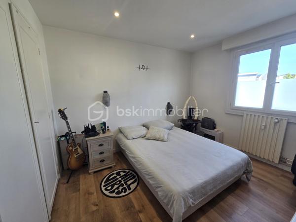 Lorient Merville – Exclusivité - Julie Toussaint, BSK Immobilier, vous propose à la vente cet agréable appartement T3 rénové d'environ 64 m² avec balcon, garage et cave, situé au 2ᵉ étage d'une résidence calme et bien entretenue, à proximité de toutes les commodités.

Dès l'entrée, vous découvrirez une pièce de vie lumineuse exposée plein sud, ouvrant sur un balcon avec une vue dégagée sur les espaces verts environnants. La cuisine indépendante, aménagée et équipée, offre un espace fonctionnel et confortable au quotidien.
L'espace nuit comprend deux chambres, une salle de bains moderne ainsi qu'un wc indépendant.

Pour votre confort, ce bien dispose également d'un garage privatif et d'une cave.
Son emplacement est particulièrement recherché : à quelques minutes à pied des Halles de Merville, des commerces, des établissements scolaires, des transports en commun et à seulement 5 minutes de la gare de Lorient.

Un appartement lumineux, rénové avec goût, offrant un cadre de vie pratique et agréable en plein cœur de Lorient.

Des questions ? Envie de visiter ? Contactez-moi au 07 56 85 56 82.