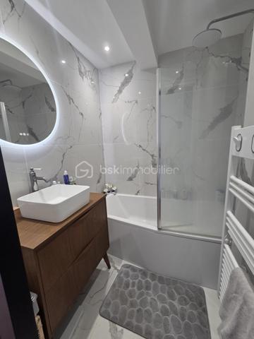 Lorient Merville – Exclusivité - Julie Toussaint, BSK Immobilier, vous propose à la vente cet agréable appartement T3 rénové d'environ 64 m² avec balcon, garage et cave, situé au 2ᵉ étage d'une résidence calme et bien entretenue, à proximité de toutes les commodités.

Dès l'entrée, vous découvrirez une pièce de vie lumineuse exposée plein sud, ouvrant sur un balcon avec une vue dégagée sur les espaces verts environnants. La cuisine indépendante, aménagée et équipée, offre un espace fonctionnel et confortable au quotidien.
L'espace nuit comprend deux chambres, une salle de bains moderne ainsi qu'un wc indépendant.

Pour votre confort, ce bien dispose également d'un garage privatif et d'une cave.
Son emplacement est particulièrement recherché : à quelques minutes à pied des Halles de Merville, des commerces, des établissements scolaires, des transports en commun et à seulement 5 minutes de la gare de Lorient.

Un appartement lumineux, rénové avec goût, offrant un cadre de vie pratique et agréable en plein cœur de Lorient.

Des questions ? Envie de visiter ? Contactez-moi au 07 56 85 56 82.