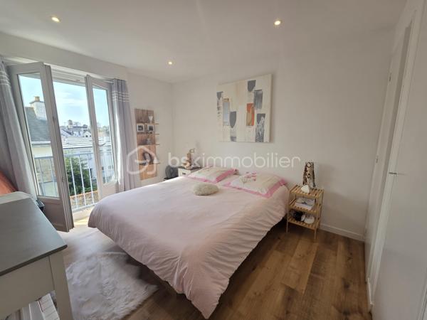 Lorient Merville – Exclusivité - Julie Toussaint, BSK Immobilier, vous propose à la vente cet agréable appartement T3 rénové d'environ 64 m² avec balcon, garage et cave, situé au 2ᵉ étage d'une résidence calme et bien entretenue, à proximité de toutes les commodités.

Dès l'entrée, vous découvrirez une pièce de vie lumineuse exposée plein sud, ouvrant sur un balcon avec une vue dégagée sur les espaces verts environnants. La cuisine indépendante, aménagée et équipée, offre un espace fonctionnel et confortable au quotidien.
L'espace nuit comprend deux chambres, une salle de bains moderne ainsi qu'un wc indépendant.

Pour votre confort, ce bien dispose également d'un garage privatif et d'une cave.
Son emplacement est particulièrement recherché : à quelques minutes à pied des Halles de Merville, des commerces, des établissements scolaires, des transports en commun et à seulement 5 minutes de la gare de Lorient.

Un appartement lumineux, rénové avec goût, offrant un cadre de vie pratique et agréable en plein cœur de Lorient.

Des questions ? Envie de visiter ? Contactez-moi au 07 56 85 56 82.
