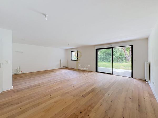 Élégant T4 de 128 m² avec Extérieurs et Stationnements, proche Parc Barbieux