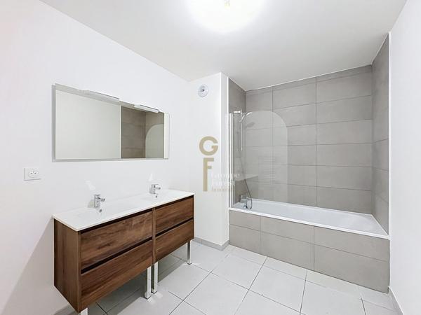 Élégant T4 de 128 m² avec Extérieurs et Stationnements, proche Parc Barbieux