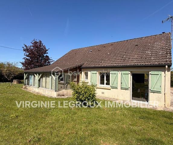 Vous recherchez une maison de plain-pied idéalement située dans un hameau sur une parcelle de 1500m2 sans vis à vis ? Lisez la suite !
Nous commencerons la visite de cette maison entièrement rénovée à l'intérieur en 2017 par la pièce de vie lumineuse de 45m2 qui  comprend le salon-séjour et la cuisine aménagée.  
Pratique, une baie à galandage a été installée pour accèder directement au jardin avec une ouverture totale. 
Nous poursuivrons avec l'espace nuit composé d'un wc séparé, de trois chambres de 12m2 et d'une salle d'eau spacieuse de 9m2. Pratique et fonctionnelle, un espace buanderie complète l'équipement de cette maison. 
Vous vouliez un peu plus d'espace pour y faire un bureau, une salle de jeux, un espace détente ? Pas de soucis, une 2ème porte à galandage a été installé et vous y découvrirez une véranda non chauffée de 20m2. Vous avez le contenant, à vous d'en créer le contenu que vous souhaitez et laisser libre cours à votre imagination. 
Toute l'isolation périphérique a été refaite, les menuiseries sont en pvc double vitrage avec volet roulant électrique. Ont également été refaits : l'isolation des combles, toute l'electricité, la plomberie, les sols, les peintures, le wc, la salle d'eau, la cuisine. Le mode de chauffage est un poêle à granulés, des réserves pour des radiateurs électriques ont été prévues si besoin. La consommation électrique est de 75€ par mois environ. 
La maison est raccordée au tout à l'égout. 
Coté stockage me direz-vous ? Un garage de 30m2 environ vous attend ainsi qu'un atelier de 35m2 environ équipés de l'electricité. Possibilité de les raccorder en eau. 
La parcelle fait 1500m2 entièrement close par un portail, vous pourrez en profiter en toute tranquillité sans vis à vis et avec vue sur un champ. La taxe foncière est de 800€. 
Alors cette maison semble correspondre à vos critères de recherche ? Appelez-moi !