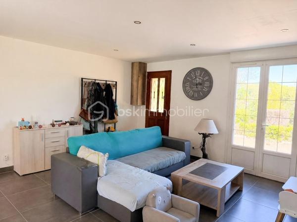 Vous recherchez une maison de plain-pied idéalement située dans un hameau sur une parcelle de 1500m2 sans vis à vis ? Lisez la suite !
Nous commencerons la visite de cette maison entièrement rénovée à l'intérieur en 2017 par la pièce de vie lumineuse de 45m2 qui  comprend le salon-séjour et la cuisine aménagée.  
Pratique, une baie à galandage a été installée pour accèder directement au jardin avec une ouverture totale. 
Nous poursuivrons avec l'espace nuit composé d'un wc séparé, de trois chambres de 12m2 et d'une salle d'eau spacieuse de 9m2. Pratique et fonctionnelle, un espace buanderie complète l'équipement de cette maison. 
Vous vouliez un peu plus d'espace pour y faire un bureau, une salle de jeux, un espace détente ? Pas de soucis, une 2ème porte à galandage a été installé et vous y découvrirez une véranda non chauffée de 20m2. Vous avez le contenant, à vous d'en créer le contenu que vous souhaitez et laisser libre cours à votre imagination. 
Toute l'isolation périphérique a été refaite, les menuiseries sont en pvc double vitrage avec volet roulant électrique. Ont également été refaits : l'isolation des combles, toute l'electricité, la plomberie, les sols, les peintures, le wc, la salle d'eau, la cuisine. Le mode de chauffage est un poêle à granulés, des réserves pour des radiateurs électriques ont été prévues si besoin. La consommation électrique est de 75€ par mois environ. 
La maison est raccordée au tout à l'égout. 
Coté stockage me direz-vous ? Un garage de 30m2 environ vous attend ainsi qu'un atelier de 35m2 environ équipés de l'electricité. Possibilité de les raccorder en eau. 
La parcelle fait 1500m2 entièrement close par un portail, vous pourrez en profiter en toute tranquillité sans vis à vis et avec vue sur un champ. La taxe foncière est de 800€. 
Alors cette maison semble correspondre à vos critères de recherche ? Appelez-moi !