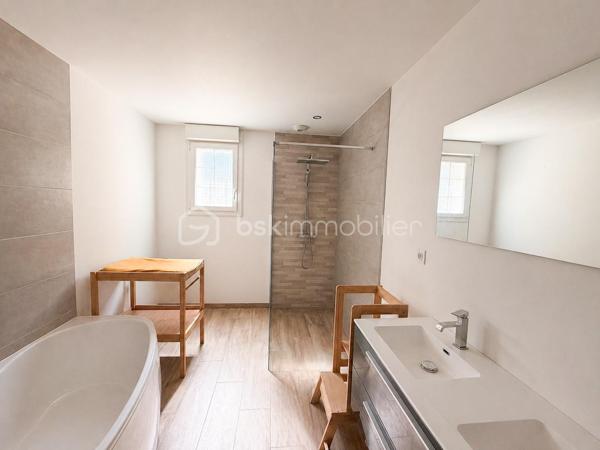 Vous recherchez une maison de plain-pied idéalement située dans un hameau sur une parcelle de 1500m2 sans vis à vis ? Lisez la suite !
Nous commencerons la visite de cette maison entièrement rénovée à l'intérieur en 2017 par la pièce de vie lumineuse de 45m2 qui  comprend le salon-séjour et la cuisine aménagée.  
Pratique, une baie à galandage a été installée pour accèder directement au jardin avec une ouverture totale. 
Nous poursuivrons avec l'espace nuit composé d'un wc séparé, de trois chambres de 12m2 et d'une salle d'eau spacieuse de 9m2. Pratique et fonctionnelle, un espace buanderie complète l'équipement de cette maison. 
Vous vouliez un peu plus d'espace pour y faire un bureau, une salle de jeux, un espace détente ? Pas de soucis, une 2ème porte à galandage a été installé et vous y découvrirez une véranda non chauffée de 20m2. Vous avez le contenant, à vous d'en créer le contenu que vous souhaitez et laisser libre cours à votre imagination. 
Toute l'isolation périphérique a été refaite, les menuiseries sont en pvc double vitrage avec volet roulant électrique. Ont également été refaits : l'isolation des combles, toute l'electricité, la plomberie, les sols, les peintures, le wc, la salle d'eau, la cuisine. Le mode de chauffage est un poêle à granulés, des réserves pour des radiateurs électriques ont été prévues si besoin. La consommation électrique est de 75€ par mois environ. 
La maison est raccordée au tout à l'égout. 
Coté stockage me direz-vous ? Un garage de 30m2 environ vous attend ainsi qu'un atelier de 35m2 environ équipés de l'electricité. Possibilité de les raccorder en eau. 
La parcelle fait 1500m2 entièrement close par un portail, vous pourrez en profiter en toute tranquillité sans vis à vis et avec vue sur un champ. La taxe foncière est de 800€. 
Alors cette maison semble correspondre à vos critères de recherche ? Appelez-moi !