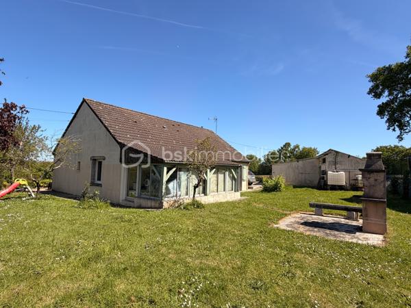 Vous recherchez une maison de plain-pied idéalement située dans un hameau sur une parcelle de 1500m2 sans vis à vis ? Lisez la suite !
Nous commencerons la visite de cette maison entièrement rénovée à l'intérieur en 2017 par la pièce de vie lumineuse de 45m2 qui  comprend le salon-séjour et la cuisine aménagée.  
Pratique, une baie à galandage a été installée pour accèder directement au jardin avec une ouverture totale. 
Nous poursuivrons avec l'espace nuit composé d'un wc séparé, de trois chambres de 12m2 et d'une salle d'eau spacieuse de 9m2. Pratique et fonctionnelle, un espace buanderie complète l'équipement de cette maison. 
Vous vouliez un peu plus d'espace pour y faire un bureau, une salle de jeux, un espace détente ? Pas de soucis, une 2ème porte à galandage a été installé et vous y découvrirez une véranda non chauffée de 20m2. Vous avez le contenant, à vous d'en créer le contenu que vous souhaitez et laisser libre cours à votre imagination. 
Toute l'isolation périphérique a été refaite, les menuiseries sont en pvc double vitrage avec volet roulant électrique. Ont également été refaits : l'isolation des combles, toute l'electricité, la plomberie, les sols, les peintures, le wc, la salle d'eau, la cuisine. Le mode de chauffage est un poêle à granulés, des réserves pour des radiateurs électriques ont été prévues si besoin. La consommation électrique est de 75€ par mois environ. 
La maison est raccordée au tout à l'égout. 
Coté stockage me direz-vous ? Un garage de 30m2 environ vous attend ainsi qu'un atelier de 35m2 environ équipés de l'electricité. Possibilité de les raccorder en eau. 
La parcelle fait 1500m2 entièrement close par un portail, vous pourrez en profiter en toute tranquillité sans vis à vis et avec vue sur un champ. La taxe foncière est de 800€. 
Alors cette maison semble correspondre à vos critères de recherche ? Appelez-moi !