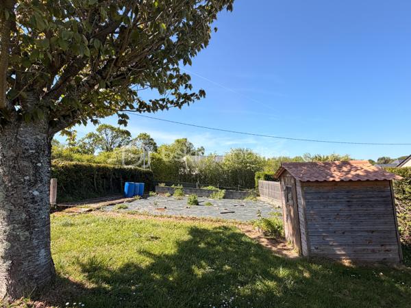 Vous recherchez une maison de plain-pied idéalement située dans un hameau sur une parcelle de 1500m2 sans vis à vis ? Lisez la suite !
Nous commencerons la visite de cette maison entièrement rénovée à l'intérieur en 2017 par la pièce de vie lumineuse de 45m2 qui  comprend le salon-séjour et la cuisine aménagée.  
Pratique, une baie à galandage a été installée pour accèder directement au jardin avec une ouverture totale. 
Nous poursuivrons avec l'espace nuit composé d'un wc séparé, de trois chambres de 12m2 et d'une salle d'eau spacieuse de 9m2. Pratique et fonctionnelle, un espace buanderie complète l'équipement de cette maison. 
Vous vouliez un peu plus d'espace pour y faire un bureau, une salle de jeux, un espace détente ? Pas de soucis, une 2ème porte à galandage a été installé et vous y découvrirez une véranda non chauffée de 20m2. Vous avez le contenant, à vous d'en créer le contenu que vous souhaitez et laisser libre cours à votre imagination. 
Toute l'isolation périphérique a été refaite, les menuiseries sont en pvc double vitrage avec volet roulant électrique. Ont également été refaits : l'isolation des combles, toute l'electricité, la plomberie, les sols, les peintures, le wc, la salle d'eau, la cuisine. Le mode de chauffage est un poêle à granulés, des réserves pour des radiateurs électriques ont été prévues si besoin. La consommation électrique est de 75€ par mois environ. 
La maison est raccordée au tout à l'égout. 
Coté stockage me direz-vous ? Un garage de 30m2 environ vous attend ainsi qu'un atelier de 35m2 environ équipés de l'electricité. Possibilité de les raccorder en eau. 
La parcelle fait 1500m2 entièrement close par un portail, vous pourrez en profiter en toute tranquillité sans vis à vis et avec vue sur un champ. La taxe foncière est de 800€. 
Alors cette maison semble correspondre à vos critères de recherche ? Appelez-moi !