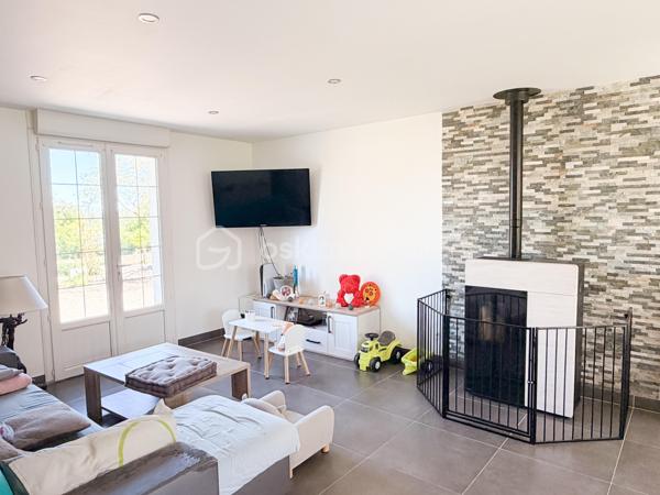 Vous recherchez une maison de plain-pied idéalement située dans un hameau sur une parcelle de 1500m2 sans vis à vis ? Lisez la suite !
Nous commencerons la visite de cette maison entièrement rénovée à l'intérieur en 2017 par la pièce de vie lumineuse de 45m2 qui  comprend le salon-séjour et la cuisine aménagée.  
Pratique, une baie à galandage a été installée pour accèder directement au jardin avec une ouverture totale. 
Nous poursuivrons avec l'espace nuit composé d'un wc séparé, de trois chambres de 12m2 et d'une salle d'eau spacieuse de 9m2. Pratique et fonctionnelle, un espace buanderie complète l'équipement de cette maison. 
Vous vouliez un peu plus d'espace pour y faire un bureau, une salle de jeux, un espace détente ? Pas de soucis, une 2ème porte à galandage a été installé et vous y découvrirez une véranda non chauffée de 20m2. Vous avez le contenant, à vous d'en créer le contenu que vous souhaitez et laisser libre cours à votre imagination. 
Toute l'isolation périphérique a été refaite, les menuiseries sont en pvc double vitrage avec volet roulant électrique. Ont également été refaits : l'isolation des combles, toute l'electricité, la plomberie, les sols, les peintures, le wc, la salle d'eau, la cuisine. Le mode de chauffage est un poêle à granulés, des réserves pour des radiateurs électriques ont été prévues si besoin. La consommation électrique est de 75€ par mois environ. 
La maison est raccordée au tout à l'égout. 
Coté stockage me direz-vous ? Un garage de 30m2 environ vous attend ainsi qu'un atelier de 35m2 environ équipés de l'electricité. Possibilité de les raccorder en eau. 
La parcelle fait 1500m2 entièrement close par un portail, vous pourrez en profiter en toute tranquillité sans vis à vis et avec vue sur un champ. La taxe foncière est de 800€. 
Alors cette maison semble correspondre à vos critères de recherche ? Appelez-moi !