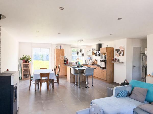 Vous recherchez une maison de plain-pied idéalement située dans un hameau sur une parcelle de 1500m2 sans vis à vis ? Lisez la suite !
Nous commencerons la visite de cette maison entièrement rénovée à l'intérieur en 2017 par la pièce de vie lumineuse de 45m2 qui  comprend le salon-séjour et la cuisine aménagée.  
Pratique, une baie à galandage a été installée pour accèder directement au jardin avec une ouverture totale. 
Nous poursuivrons avec l'espace nuit composé d'un wc séparé, de trois chambres de 12m2 et d'une salle d'eau spacieuse de 9m2. Pratique et fonctionnelle, un espace buanderie complète l'équipement de cette maison. 
Vous vouliez un peu plus d'espace pour y faire un bureau, une salle de jeux, un espace détente ? Pas de soucis, une 2ème porte à galandage a été installé et vous y découvrirez une véranda non chauffée de 20m2. Vous avez le contenant, à vous d'en créer le contenu que vous souhaitez et laisser libre cours à votre imagination. 
Toute l'isolation périphérique a été refaite, les menuiseries sont en pvc double vitrage avec volet roulant électrique. Ont également été refaits : l'isolation des combles, toute l'electricité, la plomberie, les sols, les peintures, le wc, la salle d'eau, la cuisine. Le mode de chauffage est un poêle à granulés, des réserves pour des radiateurs électriques ont été prévues si besoin. La consommation électrique est de 75€ par mois environ. 
La maison est raccordée au tout à l'égout. 
Coté stockage me direz-vous ? Un garage de 30m2 environ vous attend ainsi qu'un atelier de 35m2 environ équipés de l'electricité. Possibilité de les raccorder en eau. 
La parcelle fait 1500m2 entièrement close par un portail, vous pourrez en profiter en toute tranquillité sans vis à vis et avec vue sur un champ. La taxe foncière est de 800€. 
Alors cette maison semble correspondre à vos critères de recherche ? Appelez-moi !