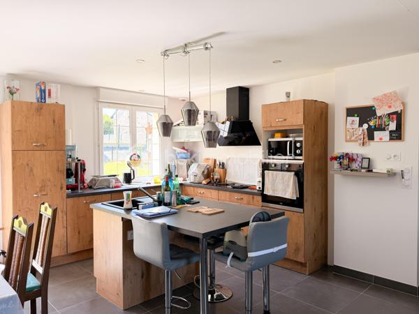 Vous recherchez une maison de plain-pied idéalement située dans un hameau sur une parcelle de 1500m2 sans vis à vis ? Lisez la suite !
Nous commencerons la visite de cette maison entièrement rénovée à l'intérieur en 2017 par la pièce de vie lumineuse de 45m2 qui  comprend le salon-séjour et la cuisine aménagée.  
Pratique, une baie à galandage a été installée pour accèder directement au jardin avec une ouverture totale. 
Nous poursuivrons avec l'espace nuit composé d'un wc séparé, de trois chambres de 12m2 et d'une salle d'eau spacieuse de 9m2. Pratique et fonctionnelle, un espace buanderie complète l'équipement de cette maison. 
Vous vouliez un peu plus d'espace pour y faire un bureau, une salle de jeux, un espace détente ? Pas de soucis, une 2ème porte à galandage a été installé et vous y découvrirez une véranda non chauffée de 20m2. Vous avez le contenant, à vous d'en créer le contenu que vous souhaitez et laisser libre cours à votre imagination. 
Toute l'isolation périphérique a été refaite, les menuiseries sont en pvc double vitrage avec volet roulant électrique. Ont également été refaits : l'isolation des combles, toute l'electricité, la plomberie, les sols, les peintures, le wc, la salle d'eau, la cuisine. Le mode de chauffage est un poêle à granulés, des réserves pour des radiateurs électriques ont été prévues si besoin. La consommation électrique est de 75€ par mois environ. 
La maison est raccordée au tout à l'égout. 
Coté stockage me direz-vous ? Un garage de 30m2 environ vous attend ainsi qu'un atelier de 35m2 environ équipés de l'electricité. Possibilité de les raccorder en eau. 
La parcelle fait 1500m2 entièrement close par un portail, vous pourrez en profiter en toute tranquillité sans vis à vis et avec vue sur un champ. La taxe foncière est de 800€. 
Alors cette maison semble correspondre à vos critères de recherche ? Appelez-moi !